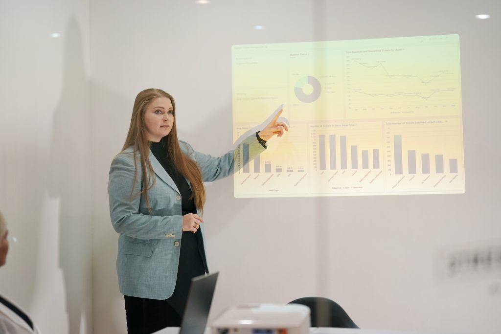 Optar entre muchos de los seguros adecuados para mi empresa dependerá de muchos factores, como el tamaño de la empresa, el tipo de actividad que desarrolla, los riesgos a los que está expuesta y las necesidades específicas de la organización. Sin embargo, aquí te menciono algunos de los seguros adecuados más comunes que puedes hacer para tu empresa. 1. Seguro de Responsabilidad Civil: 1.1- General, este cubre los daños y perjuicios que la empresa pueda causar a terceros 1.2- Profesional, que puede derivarse de una mala praxis profesional 1.3- Medioambiental, por los daños causados al medio ambiente 1.4- D&O, para cubrir la responsabilidad de los administradores y directivos, así como los empleados 2.- Seguro de Daños: 2.1- Materiales, cubre los daños materiales causados a un bien 2.2- Incendios: cubre los daños por incendio en las instalaciones de la empresa. 3.- Seguro de Personales: 3.1- Accidentes: cubre las lesiones o enfermedades que puedan sufrir los trabajadores de la empresa en el ejercicio de su actividad laboral. 3.2- Vida: ofrece un capital a los beneficiarios en caso de fallecimiento. 3.3- Ahorro, potenciar el ahorro de los trabajadores. 3.4- Salud: cubre los gastos médicos de los trabajadores y sus familias. 3.5- Seguro de Automóviles, para cubrir los vehículos de la empresa. 3.6- Seguro de Transportes, para asegurar las mercancías transportadas. 3.7- Seguro de Crédito, para asegurar las ventas a crédito de tu empresa. 3.8- Seguro de Ciberriesgos, para minimizar los daños potenciales que podamos sufrir. Es importante elegir los seguros adecuados para tu empresa y que evalúes que seguro hacer para tu empresa y riesgos específicos para determinar los seguros que necesitas contratar. Además, siempre es recomendable contar con el asesoramiento de un corredor de seguros profesional para ayudar en la selección de los seguros más adecuados. Contratar o elegir un seguro adecuado para empresa o PYME Para elegir los seguros adecuados para las pequeñas y medianas empresas (pymes) es especialmente importante contar con un adecuado plan de seguros que te permita protegerte ante posibles imprevistos y contingencias que puedan afectar a tu actividad. Aquí te menciono algunos seguros que pueden ser especialmente relevantes para las pymes: Seguro de Responsabilidad Civil Profesional: cubre los daños y perjuicios que puedan derivarse de una mala praxis profesional por parte de la empresa. Seguro de Accidentes Laborales: cubre las lesiones o enfermedades que puedan sufrir los trabajadores de la empresa en el ejercicio de su actividad laboral. Seguro de Incendios: cubre los daños materiales causados por un incendio en las instalaciones de la empresa. Seguro de Robo: cubre los daños materiales causados por un robo en las instalaciones de la empresa. Seguro de Crédito: protege a la empresa ante impagos o insolvencias de sus clientes. Seguro de Daños Informáticos: cubre los daños y pérdidas de datos que puedan producirse por fallos informáticos o ataques cibernéticos. Es importante, que del mismo modo, evalúes tus necesidades y riesgos específicos para determinar el seguro que necesites contratar. Además, en muchos casos, las aseguradoras ofrecemos paquetes específicos de seguros diseñados para las pymes, que pueden resultar especialmente interesantes por su relación calidad-precio. En cualquier caso, siempre es recomendable contar con el asesoramiento de un agente de seguros profesional para ayudar en la selección de los seguros más adecuados. ¿Sigues dudando cuál es el seguro más apropiado o adecuado para tu empresa? Deja de buscar y haz algo simple, contáctanos